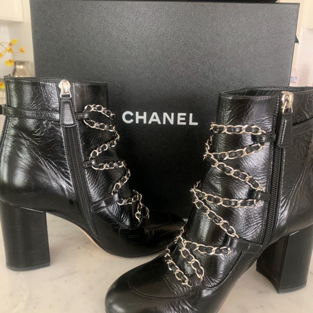 CHANEl Leather Chain Boots . Size 37
